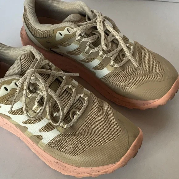 Woman’s 9 Merrell sneaker - Picture 3 of 8